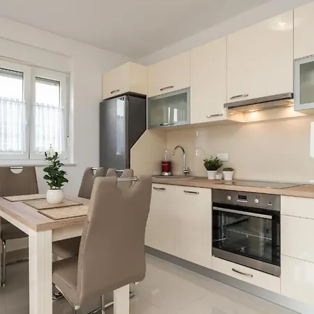 Zoran Brand New Apartment-garden Mandre